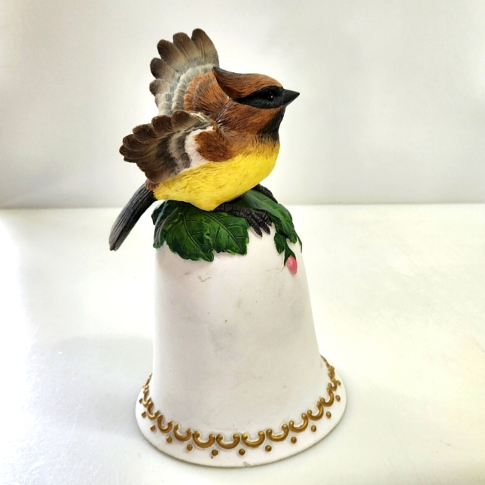 Set of 2 Ceramic Figurines of Cardinal Birds On Flared Bases 6x 3.5 inch - Picture 4 of 13